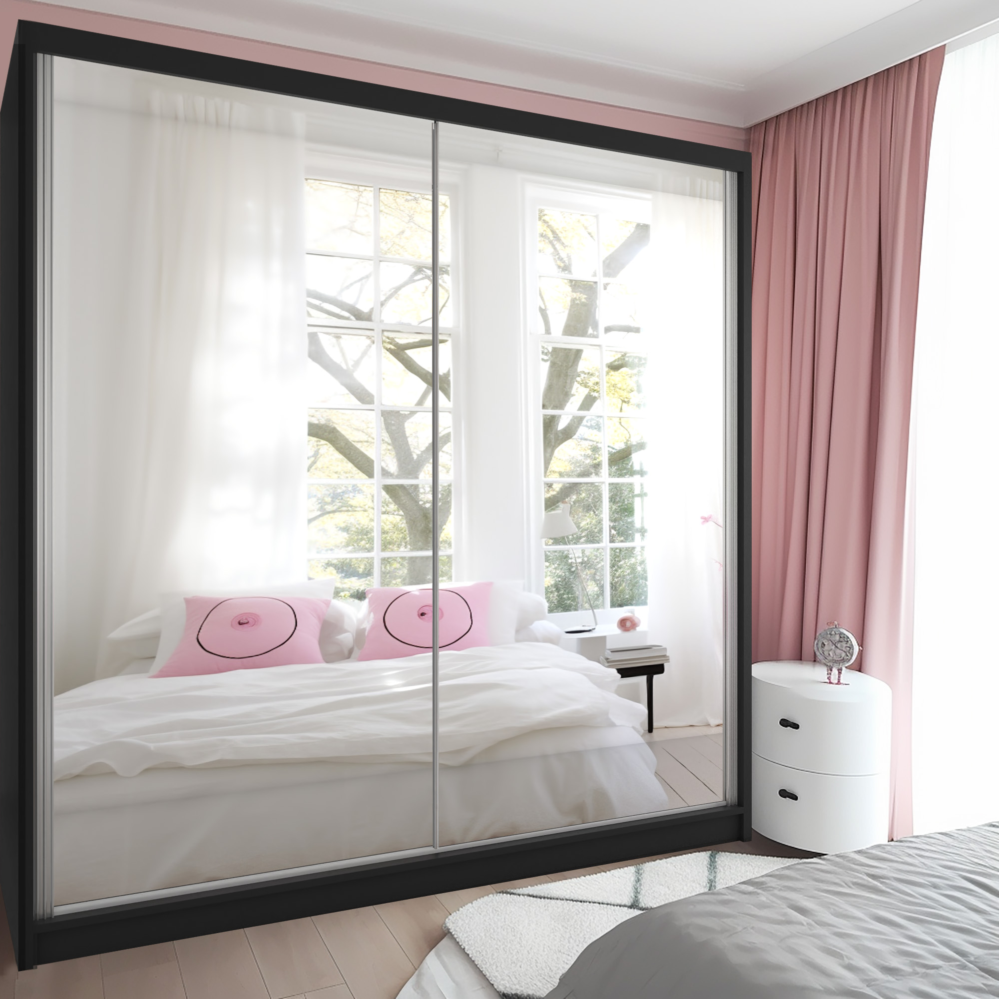 Chambre avec rideaux roses et grand miroir