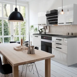 Cuisine blanche et noire avec table en chêne clair