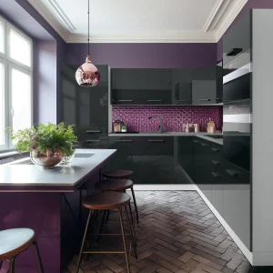 Cuisine violette, crédence prune et façades anthracite