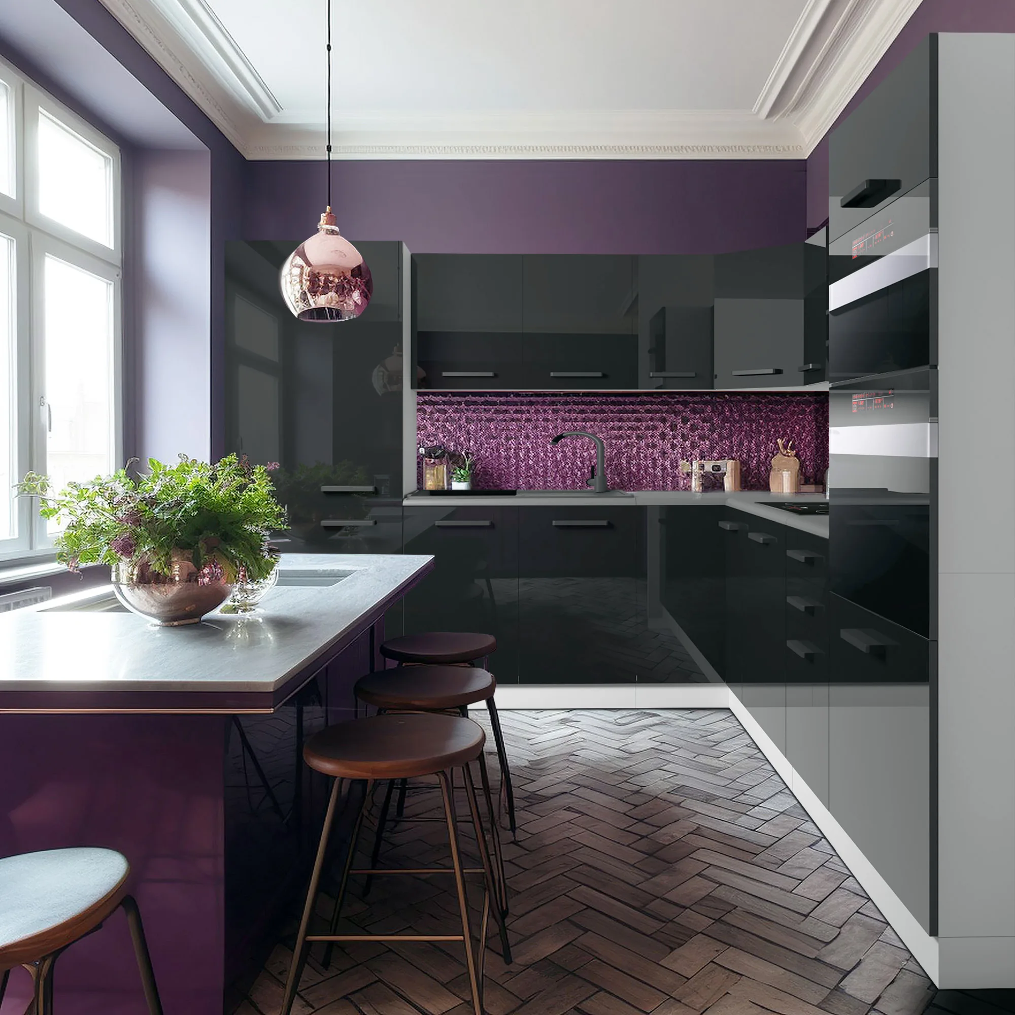 Cuisine violette, crédence prune et façades anthracite